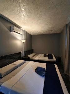 een kamer met twee bedden in een kamer bij Travis Post Homestay in Siquijor