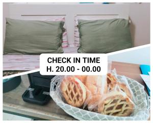 een mand met wafels op een tafel naast een bed bij La Perla B & B in Ciampino