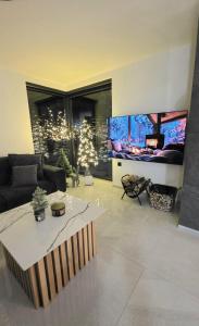 een woonkamer met een bank en een tafel bij Forza Blidinje in Blidinje