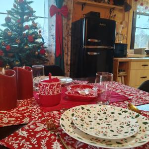 une table de Noël avec un sapin de Noël dans une cuisine dans l'établissement Jałowcowe Zacisze, 