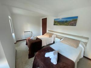 een hotelkamer met twee bedden en een tafel bij Casa Navia in Villanueva de Arosa