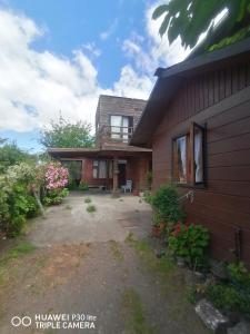 een huis met een tuin ervoor bij Cabaña sector centro Villarrica in Villarrica