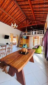 Et opholdsområde på Loft Rústico com Vista Para a Piscina