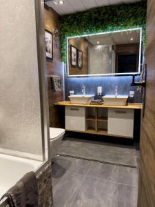 Koupelna v ubytování FeWo Ottobeurens Schmuckstück Gemütlich-Stylische Wohnung - ACHAT + 27 fotografií