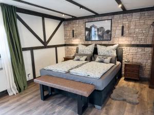 Postel nebo postele na pokoji v ubytování FeWo Ottobeurens Schmuckstück Gemütlich-Stylische Wohnung - ACHAT