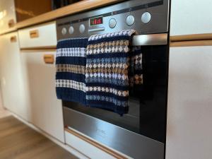 een oven met een blauw-witte handdoek erop bij Hümmlische Auszeit RE15 in Sögel