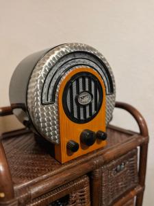 een broodrooster op een houten tafel bij Hümmlische Auszeit RE15 in Sögel +7 foto's