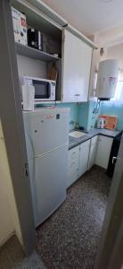een kleine keuken met een koelkast en een magnetron bij Dpto Olavarria in Mar del Plata