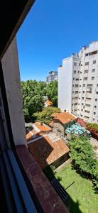 een uitzicht op een stad vanuit een raam van een gebouw bij Dpto Olavarria in Mar del Plata