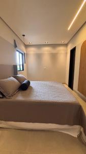 a bedroom with a large bed with a window at Smart Residence Moderno in Santarém