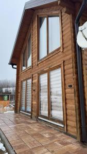 een houten hut met ramen aan de zijkant bij Vikendica Brvnara Marčetić in Banja Luka