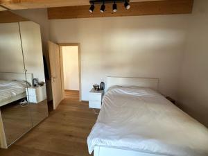 En eller flere senge i et værelse på New loft apartment with mountain views