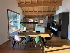 Køkken eller tekøkken på New loft apartment with mountain views