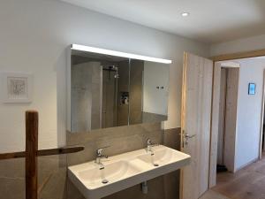 Et badeværelse på New loft apartment with mountain views + 12 billeder