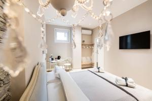 een slaapkamer met een bed met een kroonluchter bij Residence Briona in Domodossola