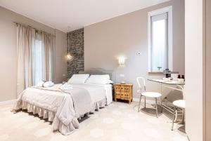 een slaapkamer met een bed, een tafel en stoelen bij Residence Briona in Domodossola +90 foto's