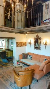 un salon avec un canapé et une table dans l'établissement Villa Entre Mer Et Montagne En Sicile, à Caccamo