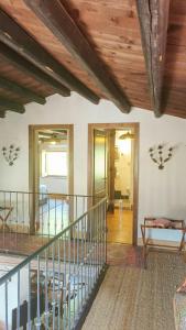 un salon avec un escalier dans une maison dans l'établissement Villa Entre Mer Et Montagne En Sicile, à Caccamo