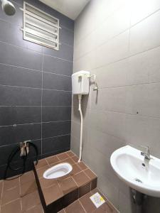 a bathroom with a toilet and a sink at Nani Homestay in Kampong Bukit Kuang +12 photos