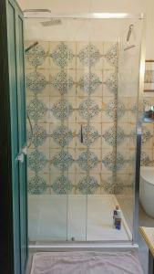 une douche avec une porte en verre dans une salle de bain dans l'établissement Villa Entre Mer Et Montagne En Sicile, à Caccamo