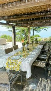 une longue table avec des chaises et une nappe sur une table dans l'établissement Villa Entre Mer Et Montagne En Sicile, à Caccamo