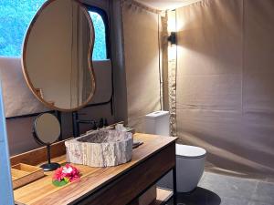 ein Badezimmer mit Waschbecken und Spiegel in der Unterkunft Serenity Sands - Island Glamping in Bounty Island