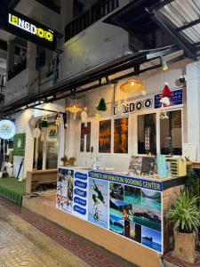 a seafood restaurant booking center on a street at LONGDOO Hostel in Phi Phi Don