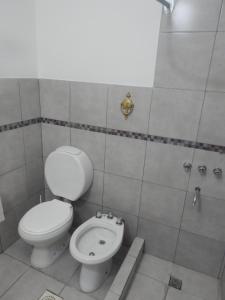 a bathroom with a toilet and a bidet at San Cayetano in Paraná +2 photos