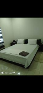 En eller flere senge i et værelse på Wizzos Guesthouse