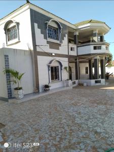 Bygningen som kroen ligger i + 9 billeder