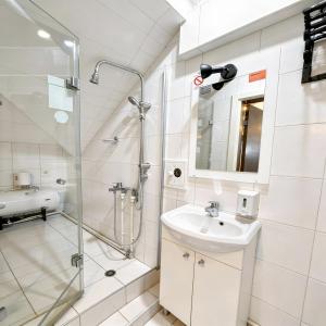 un bagno con doccia e lavandino di Hedonia Luxury Rooms a Pirot