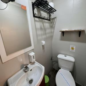 un piccolo bagno con un water e un lavandino di Hedonia Luxury Rooms a Pirot Altre 7 foto