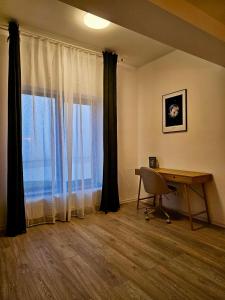 Camera con scrivania e finestra con scrivania. di Luxury District - Panoramic View Urban Apartment a Târgu-Mureş