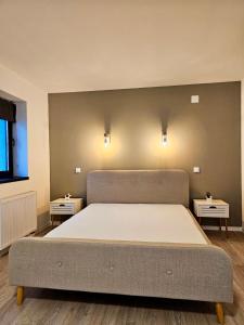 - une chambre avec un lit et 2 tables de chevet dans l'établissement Luxury District - Panoramic View Urban Apartment, à Târgu-Mureş