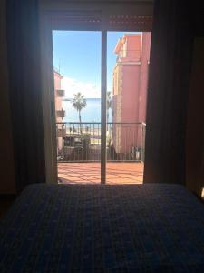 een slaapkamer met een bed en uitzicht op de oceaan bij Hotel Elisabetta in Sestri Levante