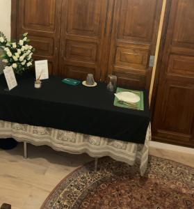 einen Tisch mit einem schwarzen Tischtuch und Blumen darauf in der Unterkunft Booking94 in Villeneuve-Saint-Georges