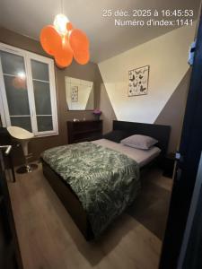 ein Schlafzimmer mit einem Bett mit orangefarbenen Ballons darauf in der Unterkunft Booking94 in Villeneuve-Saint-Georges