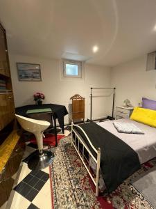 ein Schlafzimmer mit einem Bett und einem Tisch darin in der Unterkunft Booking94 in Villeneuve-Saint-Georges