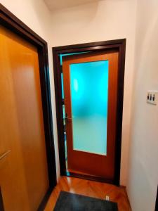 una porta con finestra in una stanza di Apartman Branko Radicević a Negotin