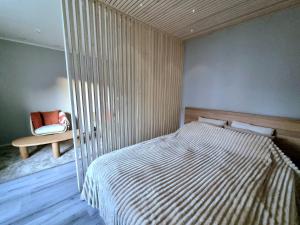 En eller flere senge i et værelse på Coastal Guest House + 7 billeder