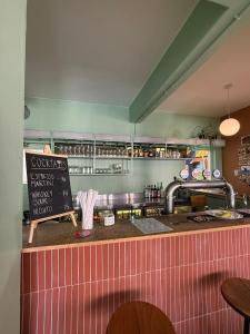 een keuken met een aanrecht met een krijtbord bij Long Street Backpackers in Kaapstad