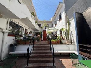 un gruppo di persone seduti sulle scale di un edificio di Long Street Backpackers a Città del Capo Altre 85 foto
