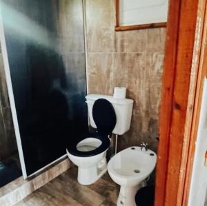 a bathroom with a toilet and a sink at Lodge Parana Ranch in Ituzaingó +12 photos