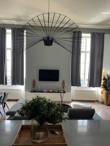 Et tv og/eller underholdning på Appartement au Palais - WIFI + 1 billede