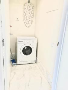 een wasruimte met wasmachine en droger bij Panoramic Suites II By VALENCIAFLATS EU in Valencia