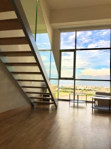 een lege kamer met een trap en grote ramen bij Panoramic Suites II By VALENCIAFLATS EU in Valencia +7 foto's
