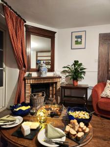 ein Wohnzimmer mit einem Tisch mit Essen drauf in der Unterkunft Demeure périgourdine, prairies et accès rivière in Cherveix-Cubas + 11 Fotos