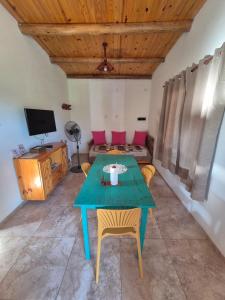 Et tv og/eller underholdning på AGUAPÉ - Alojamiento rural con PILETA - hasta 4 huéspedes + 12 billeder