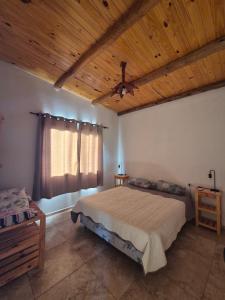 En eller flere senge i et værelse på AGUAPÉ - Alojamiento rural con PILETA - hasta 4 huéspedes