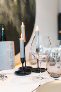un tavolo con due candele e bicchieri di vino sopra di DAS GRÜNE NEST Münsterland Living a Drensteinfurt